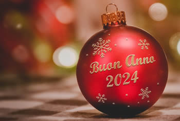 Immagine pallina decorativa con testo Buon Anno 2024 da inviare gratis per gli auguri di fine anno